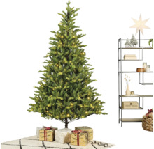 Kunstkerstboom met warmwitte LED-verlichting, cadeaus en een modern metalen rek met kerstdecoratie op een vloerkleed.