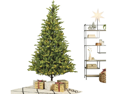 Kunstkerstboom met warmwitte LED-verlichting, cadeaus en een modern metalen rek met kerstdecoratie op een vloerkleed.