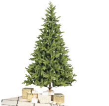 Kunstkerstboom met dichte groene takken, omringd door ingepakte cadeaus op een vloerkleed met patroon.
