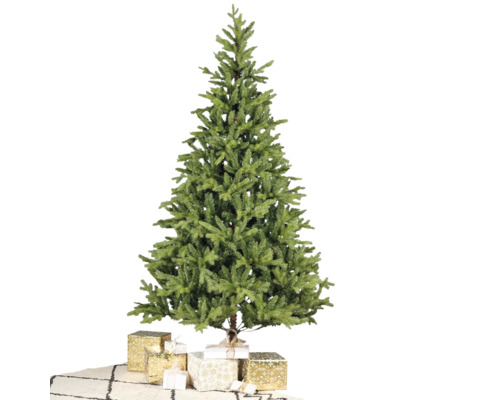 Kunstkerstboom met dichte groene takken, omringd door ingepakte cadeaus op een vloerkleed met patroon.