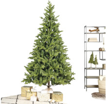 Kunstkerstboom in een lichte kamer met ingepakte cadeaus, een moderne metalen stellingkast en een vloerkleed met ruitpatroon.