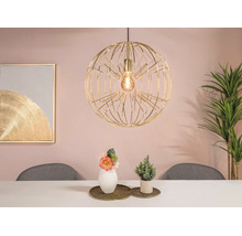 Moderne bolvormige hanglamp van goudkleurig draadwerk boven een eettafel in een lichte, modern ingerichte eetkamer.
