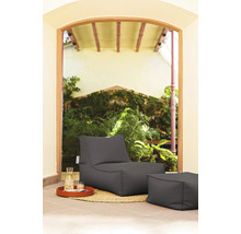 Antracietkleurige outdoor zitzak fauteuil met bijbehorende hocker op een jute tapijt in een tuinsetting.