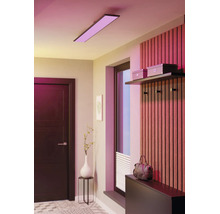 Moderne hal met rechthoekig LED-plafondpaneel dat paars licht uitstraalt, houten lattenwand en minimalistische inrichting.