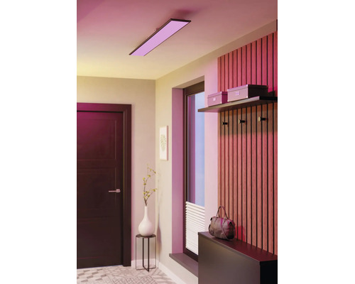 Moderne hal met rechthoekig LED-plafondpaneel dat paars licht uitstraalt, houten lattenwand en minimalistische inrichting.
