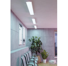 Drie rechthoekige LED-paneel plafondlampen in een moderne wachtkamer met muren in betonlook, stoelen en kamerplanten.