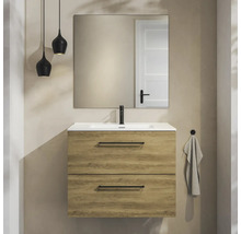 Moderne badkamermeubelset met wandhangende onderkast in houtlook, twee laden, witte wastafel, zwarte kraan en spiegel.