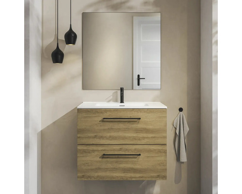 Moderne badkamermeubelset met wandhangende onderkast in houtlook, twee laden, witte wastafel, zwarte kraan en spiegel.