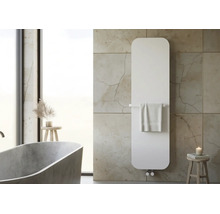 Moderne verticale radiator met afgeronde hoeken en handdoekstang in lichte badkamer met stenen tegels en vrijstaand bad.