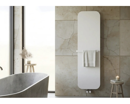 Moderne verticale radiator met afgeronde hoeken en handdoekstang in lichte badkamer met stenen tegels en vrijstaand bad.