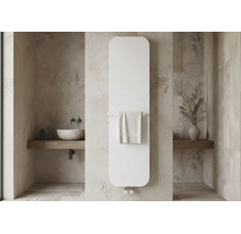 Moderne, platte witte radiator met afgeronde hoeken en handdoekhouder in een minimalistische badkamer met stenen muren.