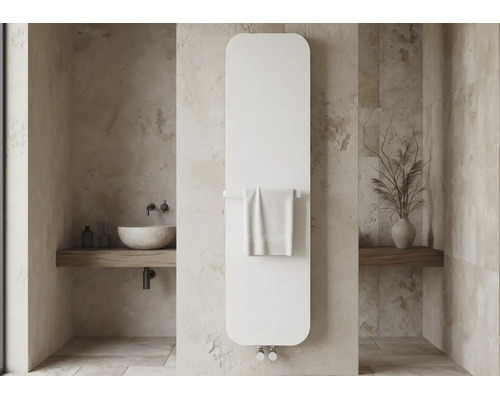 Moderne, platte witte radiator met afgeronde hoeken en handdoekhouder in een minimalistische badkamer met stenen muren.