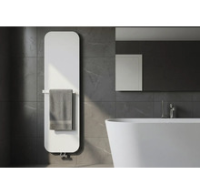 Moderne witte badkamerradiator met afgeronde hoeken en handdoekhouder, gemonteerd op donkergrijze marmeren tegels naast een badkuip.