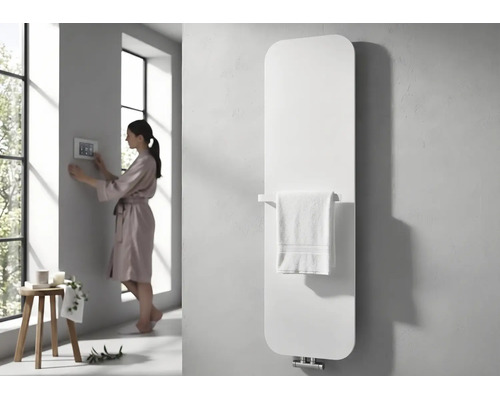 Moderne, verticale designradiator met afgeronde hoeken en geïntegreerde handdoekhouder in een lichte badkamer.