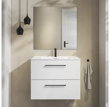 Moderne badkamermeubelset met een witte hangende wastafelkast, twee laden met zwarte handgrepen, een zwarte kraan en een vierkante spiegel.