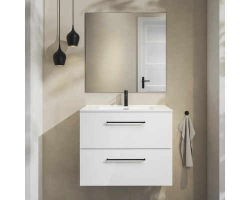 Moderne badkamermeubelset met een witte hangende wastafelkast, twee laden met zwarte handgrepen, een zwarte kraan en een vierkante spiegel.