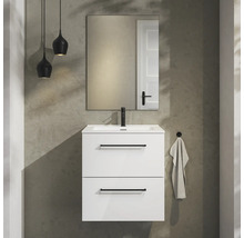 Moderne badkamermeubelset met wit wastafelmeubel, twee laden met zwarte handgrepen, witte wastafel en rechthoekige spiegel.