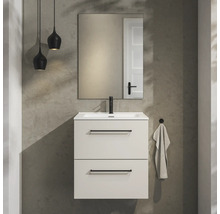 Hangend badkamermeubel in wit met twee lades, zwarte kraan en rechthoekige spiegel in een moderne badkamer.