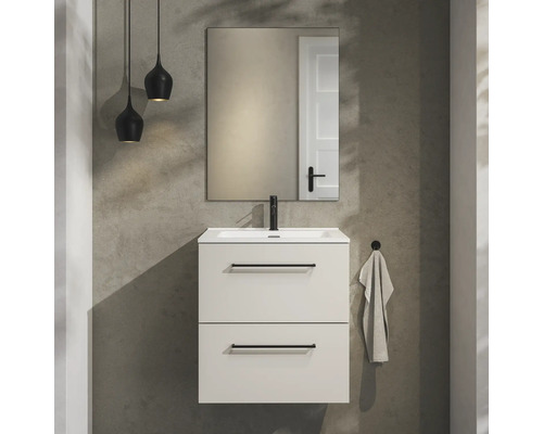 Hangend badkamermeubel in wit met twee lades, zwarte kraan en rechthoekige spiegel in een moderne badkamer.