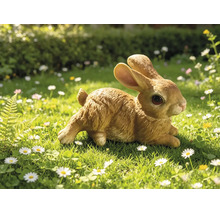 Tuinfiguur konijn zittend in een grasveld met bloemen, gedetailleerde replica met natuurgetrouwe vachtstructuur.