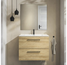 Modern badkamermeubel in houtlook met twee laden, witte wastafel, zwarte kraan en vierkante spiegel.
