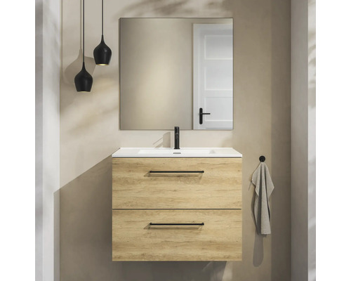 Modern badkamermeubel in houtlook met twee laden, witte wastafel, zwarte kraan en vierkante spiegel.