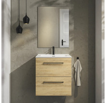 Modern badkamermeubel in houtlook met witte wastafel, zwarte kraan, rechthoekige spiegel en twee zwarte hanglampen.