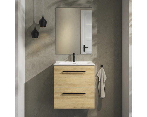 Modern badkamermeubel in houtlook met witte wastafel, zwarte kraan, rechthoekige spiegel en twee zwarte hanglampen.