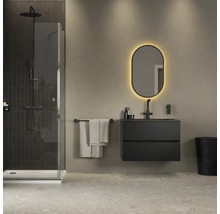 Moderne badkamer met glazen douche, donkergrijs wastafelmeubel, verlichte ovale spiegel en zwarte kranen.
