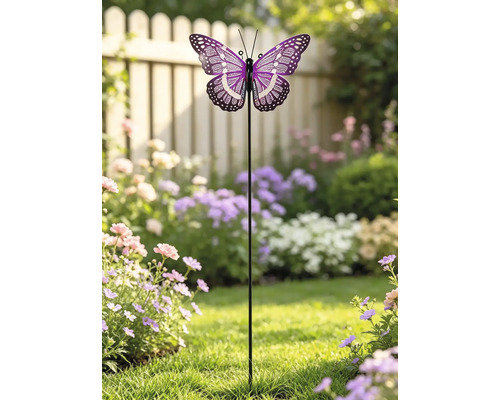 Tuinsteker met een paars en wit gedessineerde vlinder, geplaatst in een lichte tuin met bloemen en een houten hek.