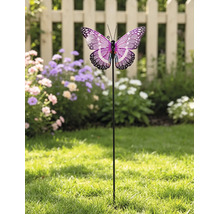 Tuinsteker met een paarse vlinder op een gazon voor bloemen en een licht houten hek.