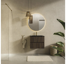 Moderne badkamer met hangend wastafelmeubel met houten lamellen, ronde verlichte spiegel en rotan hanglampen.