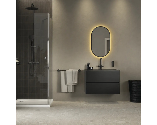 Moderne badkamer met glazen douche, donkergrijs wastafelmeubel, verlichte ovale spiegel en zwarte kranen.