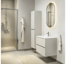 Moderne badkamer met wit wastafelmeubel, hoge zijkast, verlichte ovale spiegel en een inloopdouche.