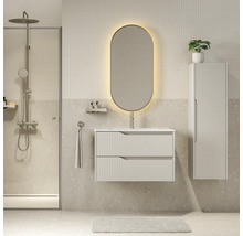 Moderne badkamer met hangend wastafelmeubel met ribbelstructuur, verlichte ovale spiegel, hoge kast en inloopdouche.