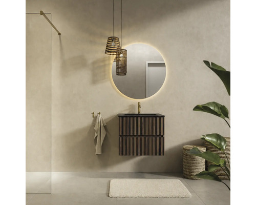 Moderne badkamer met hangend wastafelmeubel met houten lamellen, ronde verlichte spiegel en rotan hanglampen.