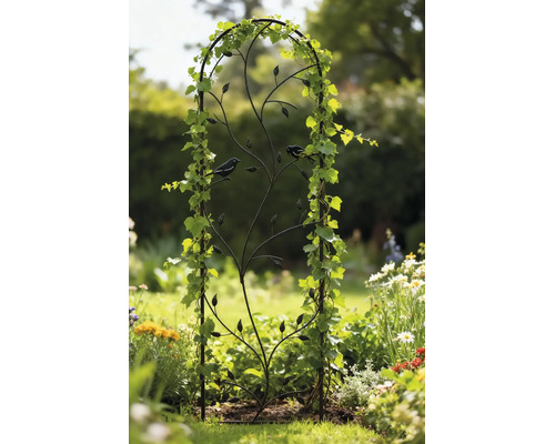 Decoratief metalen plantenrek met vogel- en bladmotieven in een tuin, begroeid met klimplanten tussen bloemen.
