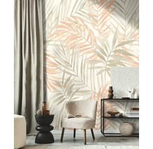 Vliesbehang met een groot patroon van palmbladeren in beige en terracotta tinten in een modern ingerichte kamer.