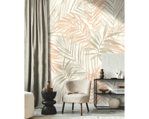 Vliesbehang met een groot patroon van palmbladeren in beige en terracotta tinten in een modern ingerichte kamer.