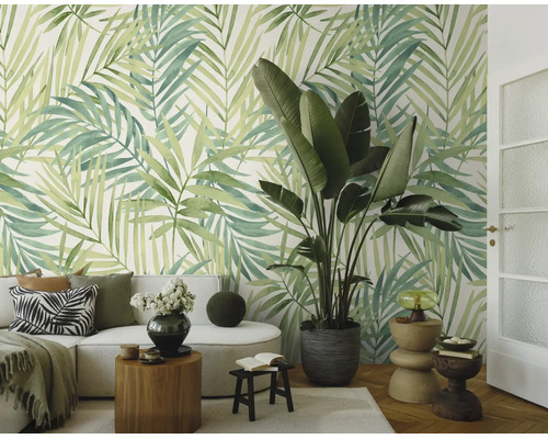 Fotobehang met grote palmbladeren in een lichte woonkamer met moderne meubels en kamerplant.