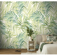 Behang met palmbladpatroon in een licht ingerichte slaapkamer met houten vloer.
