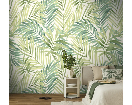 Behang met palmbladpatroon in een licht ingerichte slaapkamer met houten vloer.