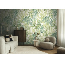 Vliesbehang met palmbladmotief in een modern ingerichte woonkamer met een lichte bank en een donkere houten kast.