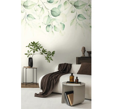 Fotobehang met eucalyptusbladeren in aquarelstijl in een modern ingerichte woonkamer met witte bank en bruine accenten.