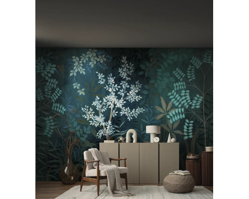 Woonkamer met donker botanisch fotobehang, lichte fauteuil, dressoir en decoratieve accessoires op een licht tapijt.