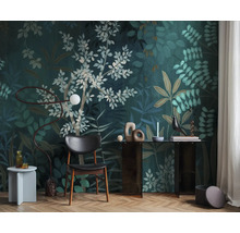 Vliesbehang met botanisch bladerpatroon in een modern ingerichte kamer met donkerhouten stoel, glazen console en visgraatparket.