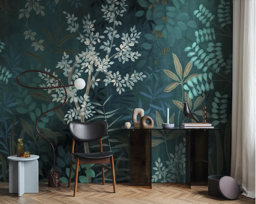 Vliesbehang met botanisch bladerpatroon in een modern ingerichte kamer met donkerhouten stoel, glazen console en visgraatparket.