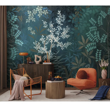 Moderne woonkamer met een groot fotobehang met jungle-motief, gestileerde bladeren en takken en eigentijdse meubels.