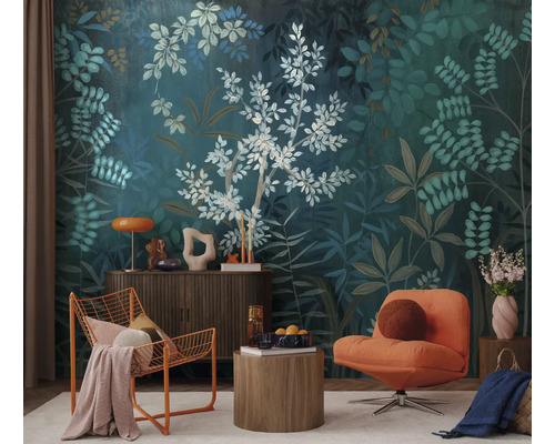 Moderne woonkamer met een groot fotobehang met jungle-motief, gestileerde bladeren en takken en eigentijdse meubels.