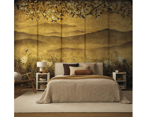 Fotobehang met Aziatisch landschap, kraanvogels en kersenbloesem achter een tweepersoonsbed in een lichte, georganiseerde slaapkamer.
